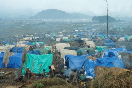 Efter folkmordet i Rwanda flydde de ansvariga till östra Zaire (Kongo) tillsammans med flera miljoner civila hutuer. Lägren runt Goma kontrollerades av hutumilisen.