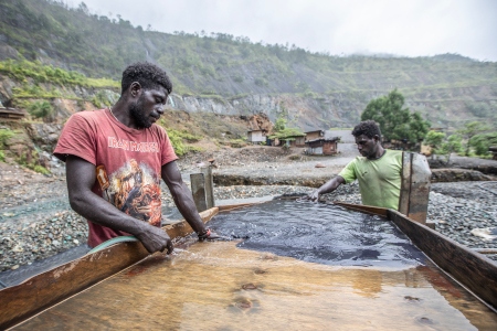 Sedan gruvbolaget Rio Tinto tvingats bort söker enskilda guldgrävare efter korn som kan lindra fattidomen.