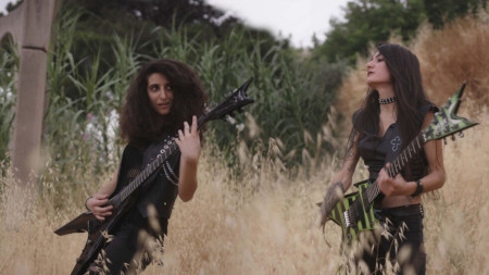 Lilas Mayassi och Shery Bechara, grundare av metalbandet Slave to Sirens,  i dokumentärfilmen "Sirens".