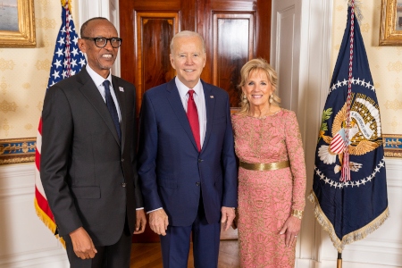 Rwandas president Paul Kagame har goda förbindelser med Ryssland, Kina, Indien och USA. Här träffar han USA:s presidentpar Biden 14 december 2022.