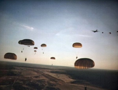 Fallskärmssoldater från USA anfaller Point Salines på Grenada 25 oktober 1983.