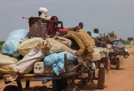 Allt fler flyr undan striderna i Sudan och Tchad har nu tagit emot över 300 000 människor. Här en bild från gränsen vid Adre den 2 augusti.