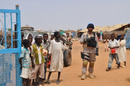 FN-soldat i Abu Shouk, ett läger för internflyktingar, i september 2009.