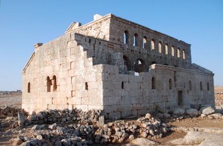 ”Ruinromantik när den är som är bäst” menar författarna när de når denna kyrka från slutet av 400-talet i norra Syrien.