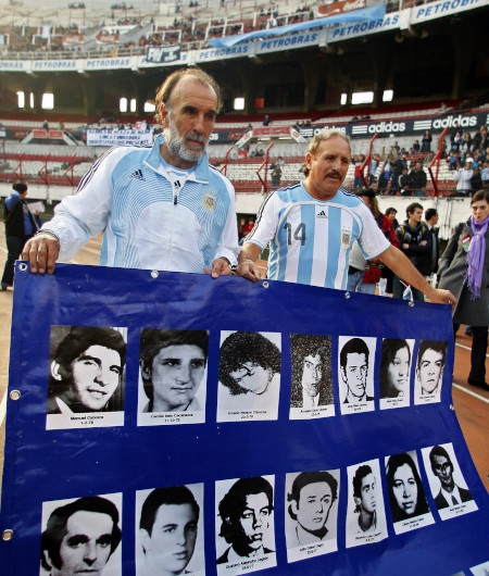30 ÅR SENARE. Den 29 juni 2008 spelades en match kallad ”den andra finalen” på VM-arenan från 1978. Här håller två av landslagsspelarna från 1978; Leopoldo Luque och Ricardo Villa, upp bilder på några av offren under diktaturen.