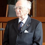 Benjamin Ferencz återbesöker 2012 en rättssal i Nürnberg där han 1947 ledde rättegången mot de tyska Einsatzgruppen som efter invasionen av Sovjetunionen 1941 mördade hundratusentals människor.