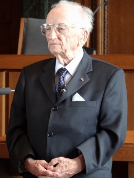 Benjamin Ferencz återbesöker 2012 en rättssal i Nürnberg där han 1947 ledde rättegången mot de tyska Einsatzgruppen som efter invasionen av Sovjetunionen 1941 mördade hundratusentals människor.