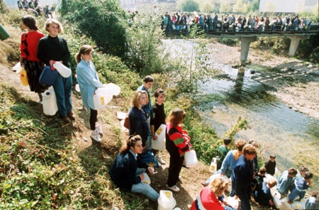 BELÄGRING. Sarajevobor köar för vatten 1992.