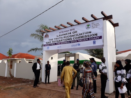 SANNINGSSÖKANDE. Gambias sannings- och försoningskommission, TRRC, invigs den 15 oktober 2018.