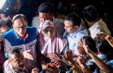 Den frigivne oppositionsledaren Anwar Ibrahim (till vänster) efter att han frigivits den 16 maj. Bredvid honom fru, Wan Azizah Wan Ismail, som leder Folkets rättviseparti, PKR.