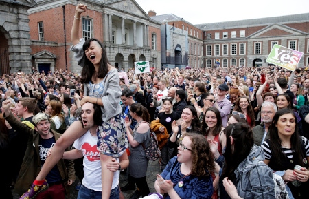 Ja-sidan jublar i Dublin efter folkomröstningen.
