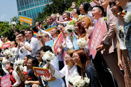 BRÖLLOPSYRA. Nygifta par på bröllopsfoto i Taipei den historiska dagen 24 maj.