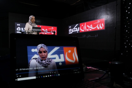 En av nyhetsuppläsarna för Sudan Bukra, en ny kanal som sänder fritt online.