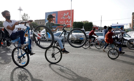 Unga jemeniter deltar den 3 juni på Sanaas gator i FN:s världscykeldag som globalt vill lyfta fram cykel som ett hållbart transportsätt.