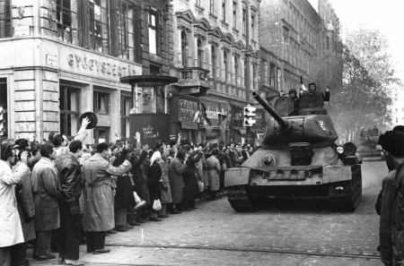 Ungerska stridsvagnar hälsas med glädje av Budapestbor.