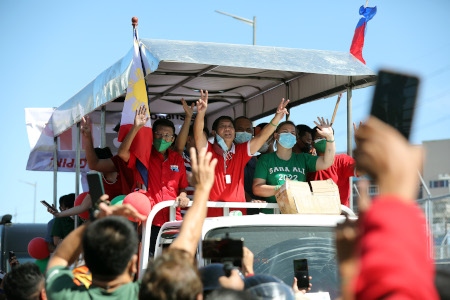 Presidentkandidaten Ferdinand Marcos Jr och Sara Duterte, vicepresidentkandidat, under valkaravan i Quezon City i december 2021.