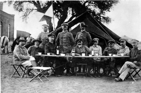 Generallöjtnant Lothar von Trotha var befälhavare för de tyska soldaterna i Tyska Sydvästafrika och ansvarig för folkmordet. Här är han i Keetmanshoop under upproret 1904.
