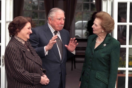 Lucía Hiriart och Augusto Pinochet får besök i husarresten den 26 mars 1999 av sina goda vän Margaret Thatcher. Vid ett tillfälle skickade Thatcher också en fin flaska Scotch som uppmuntran till Chiles förre diktator.