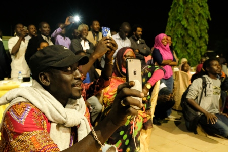 Publik har samlats för en ceremoni som hyllar Radio Danbanga på Sudans nationalmuseum förra året.