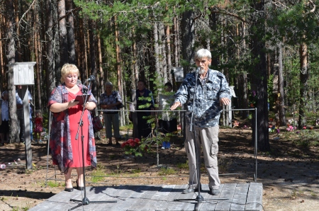 Jurij Dmitrijev (till höger) i Sandarmoch 2013.