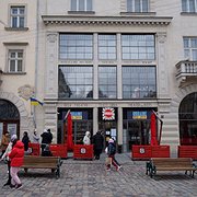 Vid Rynoktorget  ligger Lviv Media Center inhyst i ett mikrobryggeri.