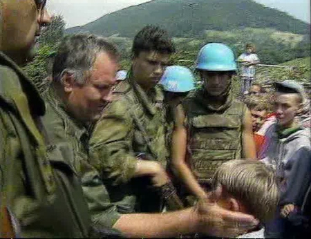 General Ratko Mladić klappar Izudin Alic på huvudet och ger pojken en chokladbit.