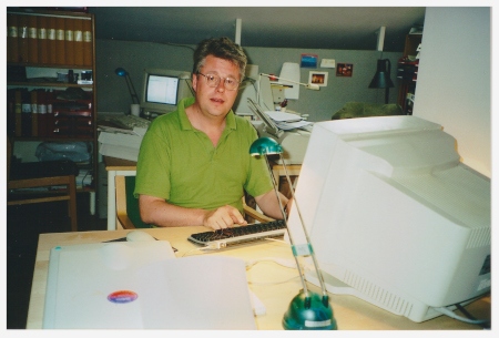 Vid sidan om sitt arbete med Expo arbetade Stieg Larsson som grafiker på nyhetsbyrån TT i 20 år.