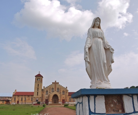 Katolicismen växte under det belgiska kolonialstyret. Kyrkan spelade en viktig roll i bortförandet av barn som hade svarta mammor och vita pappor. Här katedralen i Butare i södra Rwanda. Staden kallades under det belgiska Astrida efter den belgiska drottningen Astrid, född i Sverige.