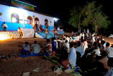 JUL PÅ FLYKT. Koptiska flyktingar från Tigray i Um Rakuba-lägret deltar i julmässa vid den ortodoxa julen 6 januari.