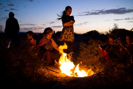 NATT I ÖKNEN. Mariam Sidalalem bakar bröd i befriat område i Västsahara.