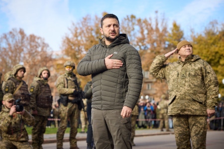 Volodymyr Zelenskyj besöker Cherson den 14 november, tre dagar efter att staden återtagits.