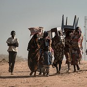 En familj passerar gränsen till Tchad på flykt från Ardamata, Darfur.