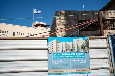 Israeliska bostadsbolag skyltar öppet om att det går att köpa hem i Hebron, trots att inflyttning till ett ockuperat område strider mot internationell rätt.