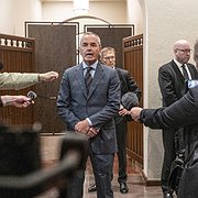 Den 5 september  2023 inleddes  förhandlingarna mot  Ian Lundin i Stockholms tingsrätt. Han  nekar till alla anklagelser. I bakgrunden  en av advokaterna.