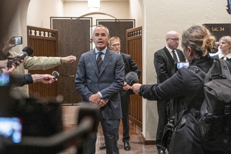 Den 5 september 2023 inleddes förhandlingarna mot Ian Lundin i Stockholms tingsrätt. Han nekar till alla anklagelser. I bakgrunden en av advokaterna.