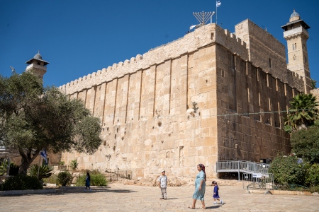 1994 mördades 29 palestinier i ett attentat utfört av en högerextrem bosättare i Ibrahimmoskén i Hebron.