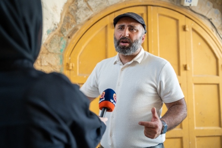 Issa Amro intervjuas om priset i den idag i stort sett nedstängda gamla stadskärnan i Hebron. Hans barndomshem ligger i närheten i en stängd militärzon.