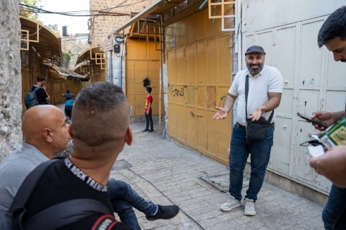 Issa Amro väntar på de israeliska bosättarnas "visning" av den numera nästan folktomma marknaden i Hebrons gamla stadskärna.