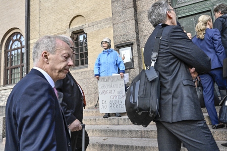 Demonstranter utanför Stockholms tingsrätt när advokater och åtalade anländer till Stockholms tingsrätt den första rättegångsdagen.
