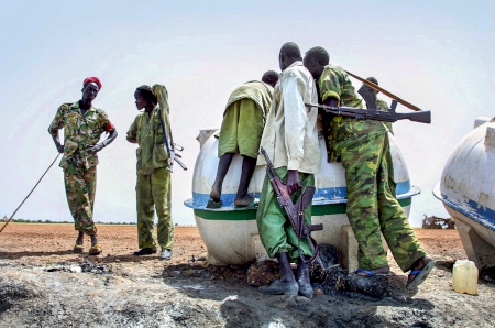 Lundin Oil körde 2001 skytteltrafik med vatten längs vägen som gick från Bentiu ner genom oljeområdet. Vattnet vaktades av regeringstrupperna.