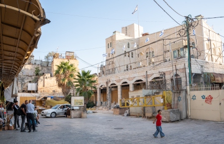 Hebron har en helt unik situation på så sätt att inte bara området runt staden är ockuperat, utan bosättare flyttat in i byggnader mitt i gen gamla stadskärnan.