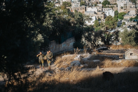 Issa Amros grannhus bebos av illegala bosättare som vaktas dygnet runt av värnpliktiga israeliska soldater. Bilden är tagen 2023