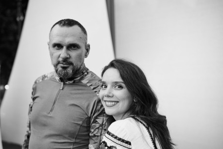 Veronika Velch med sin make, filmregissören Oleg Sentsov, tidigare samvetsfånge i Ryssland. Hans dokumentär "Real" från ukrainska fronten visades på Stockholms filmfestival.
